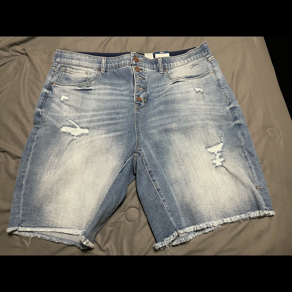 Women’s terra & sky button fly Bermuda  jean shorts plus